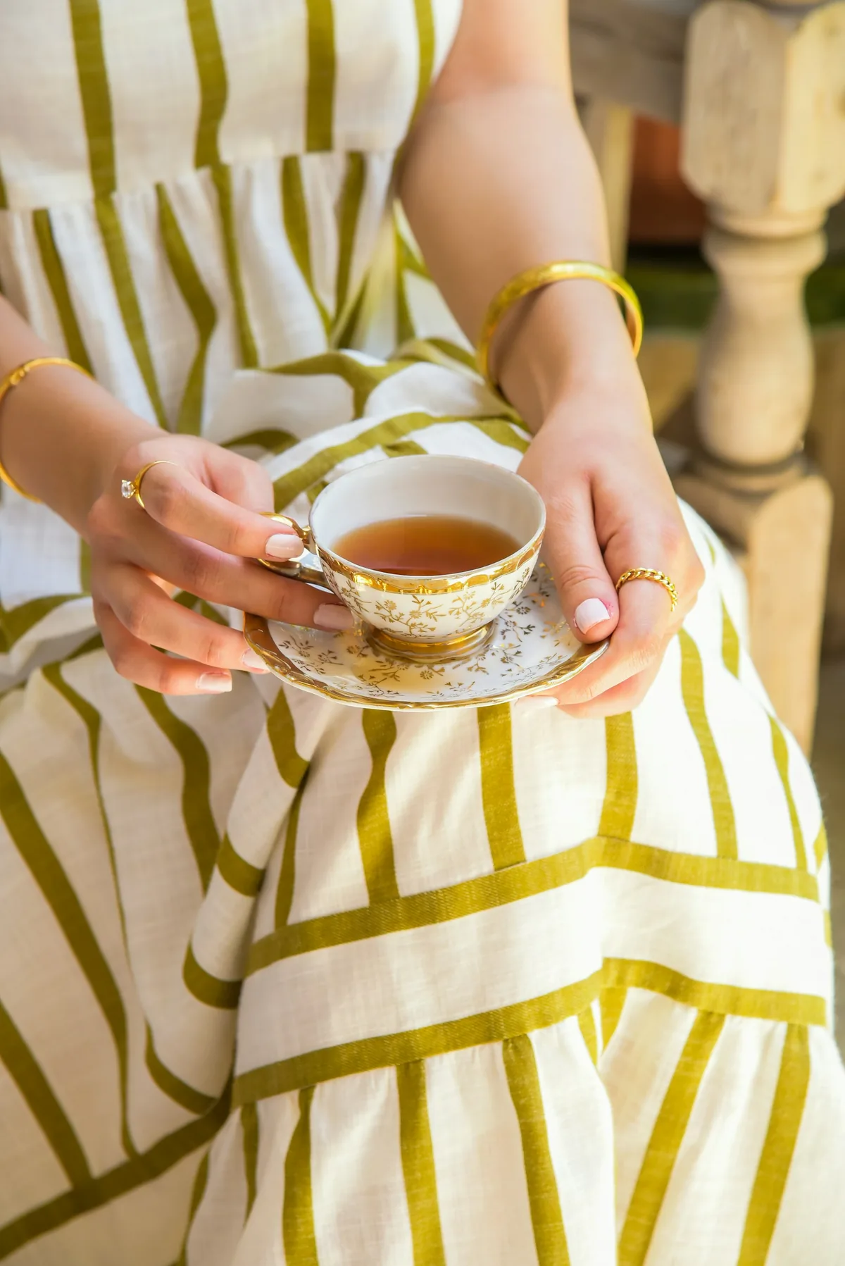 お茶を手にくつろぐ様子