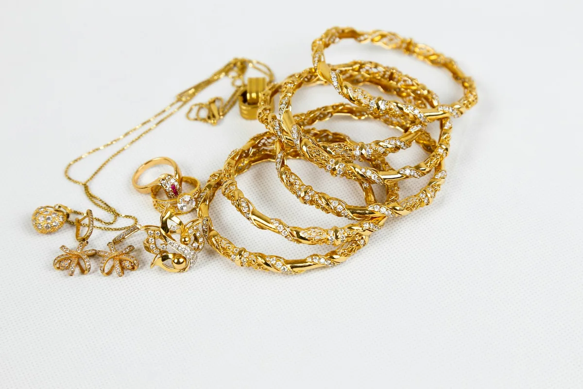 金のチェーンネックレスとブレスレット
